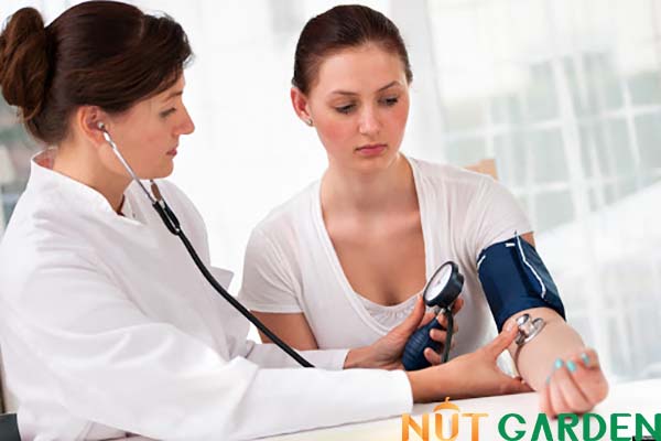 Ăn hạt óc chó giúp bà bầu ổn định huyết áp và tim mạch Ăn hạt óc chó giúp bà bầu ổn định huyết áp và tim mạch
