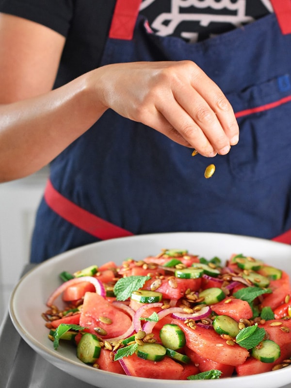 Làm salad trộn cùng hạt bí xanh