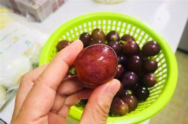 Làm sạch nho trước khi sấy khô