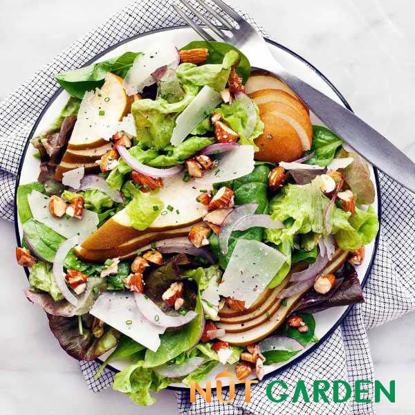 Salad hạnh nhân phù hợp với chế độ ăn giảm cân