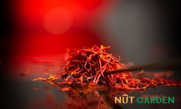 nhung ai khong nen uong saffron