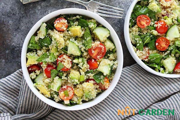 Những nguyên liệu nào cần có để làm món salad quinoa?
